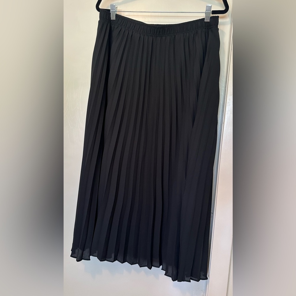 LOFT Black Maxi A-Line Pleated Skirt - Picture 2 of 6